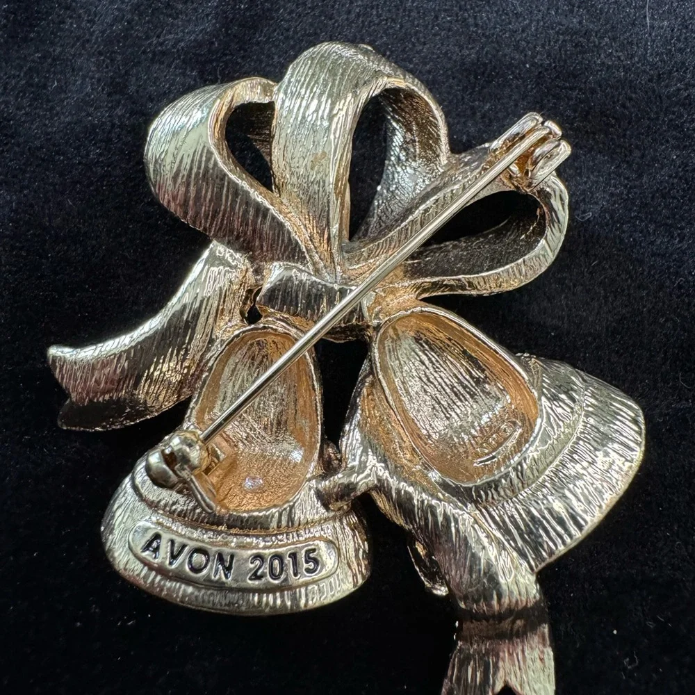 Retired Avon Christmas brooch